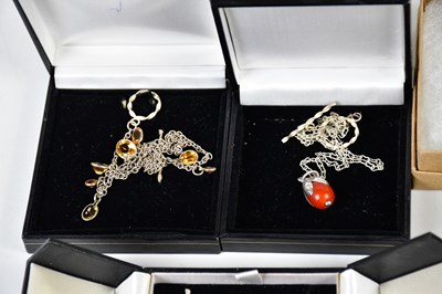 Lot 551 - A collection of silver costume jewellery,...