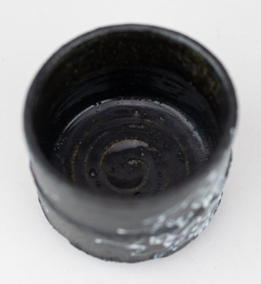 Lot 108 - DAN KELLY (born 1953); a stoneware yunomi...