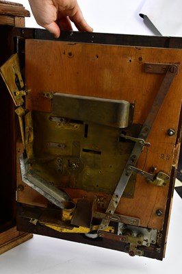Lot 1511 - ALLWIN DE LUXE AMUSEMENT; an oak cased penny...