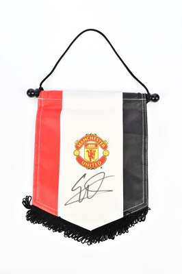 Lot 2348 - MANCHESTER UNITED; an autographed pennant.