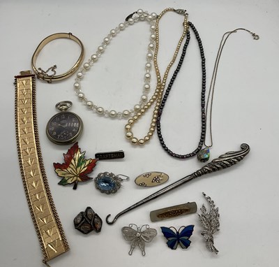 Lot 524 - A collection of costume jewellery to include...