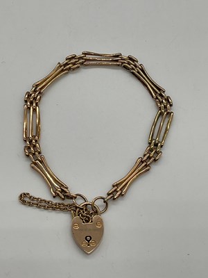 Lot 506 - A 9ct yellow gold gate link bracelet with...