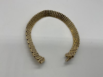 Lot 500 - A flat link gold bracelet marked 375, 14.61g