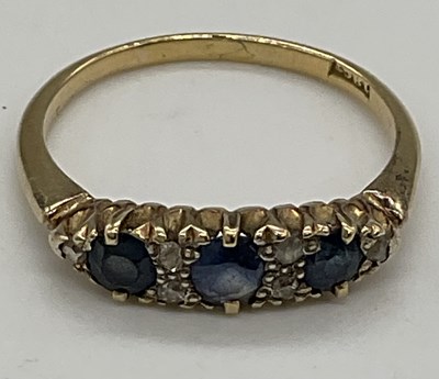 Lot 477 - An 18ct yellow gold sapphire and diamond ring...