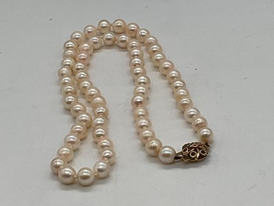 Lot 514 - A cultured pearl hand tied necklace with 9ct...