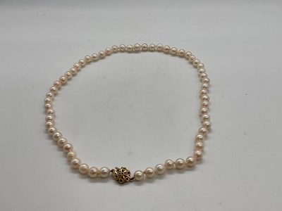 Lot 514 - A cultured pearl hand tied necklace with 9ct...
