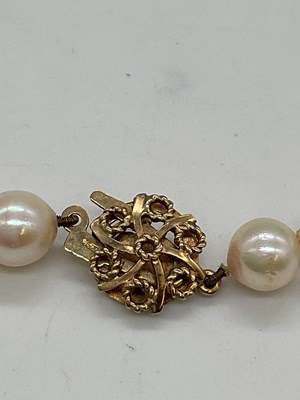 Lot 514 - A cultured pearl hand tied necklace with 9ct...