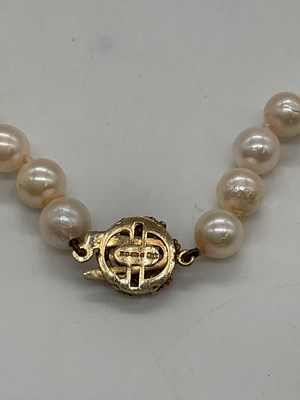 Lot 514 - A cultured pearl hand tied necklace with 9ct...