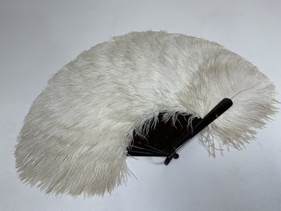 Lot 48 - A 1920s/30s feather fan with tortoiseshell...