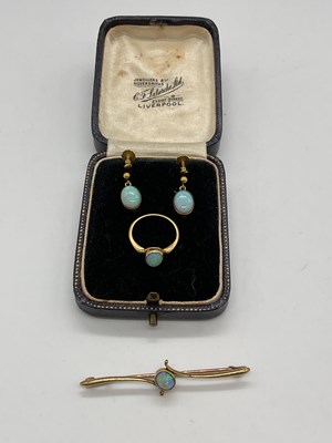 Lot 478 - A matched suite of yellow metal and opal...