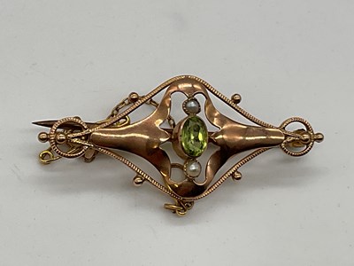 Lot 517 - A 9ct rose gold peridot and seed pearl Art...