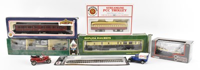 Lot 459 - A group of model and diecast vehicles...