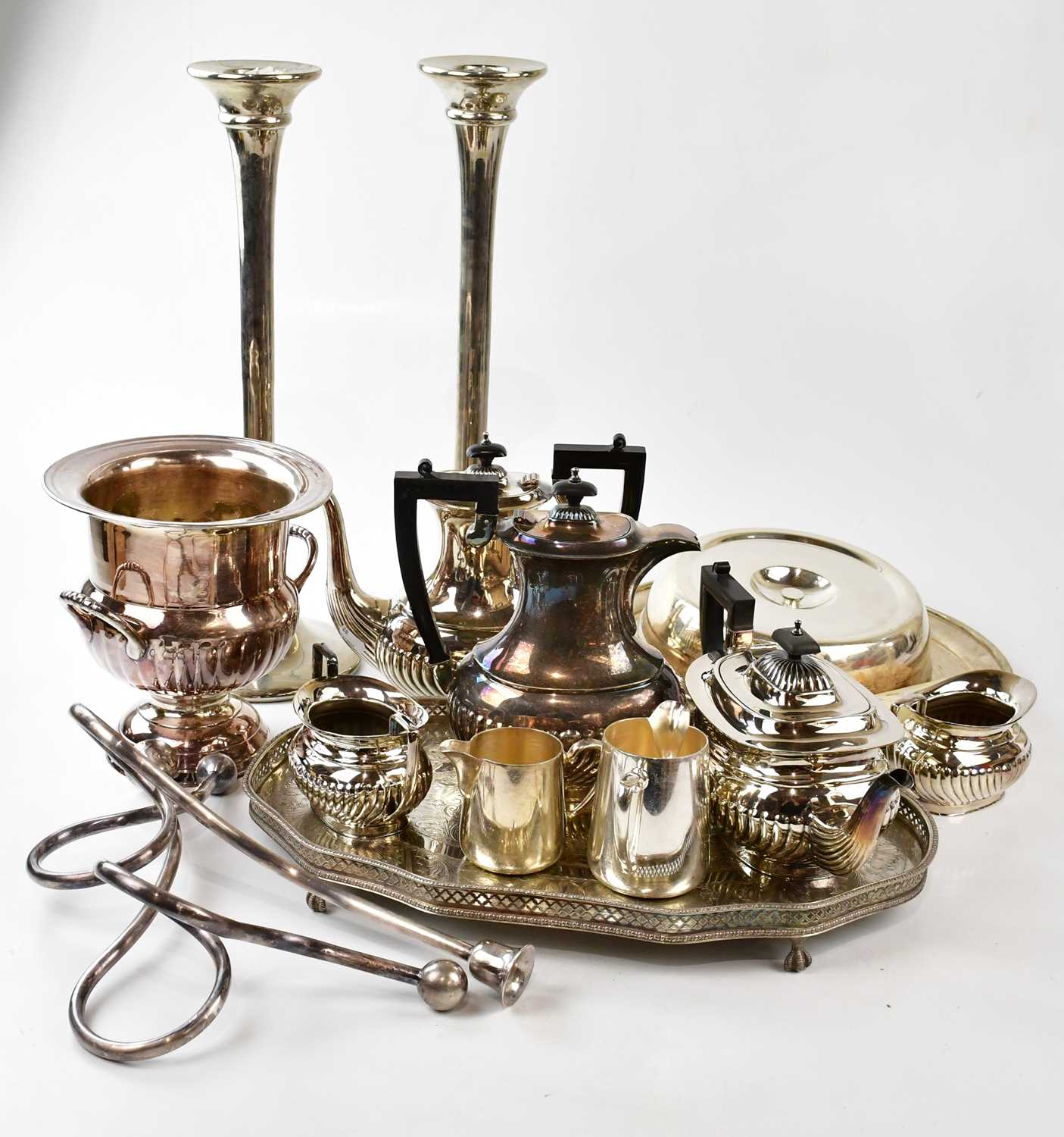 Lot 2025 - A collection of silver plated items to