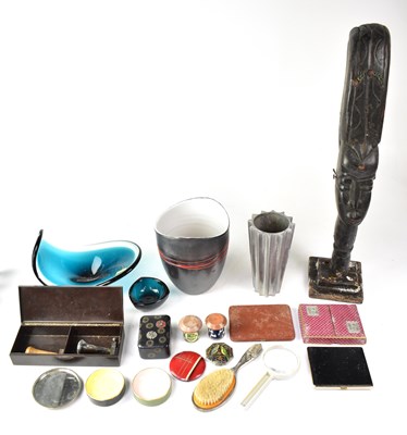 Lot 94 - Mixed collectibles to include art glass, an...
