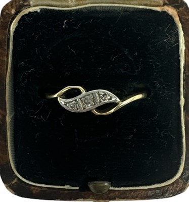 Lot 670 - An 18ct yellow gold and platinum ring set with...