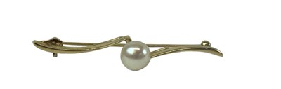 Lot 732 - A 14ct yellow gold and pearl set bar brooch,...