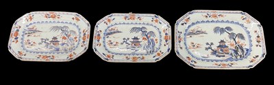 Lot 1101 - A graduated set of three Japanese Imari...