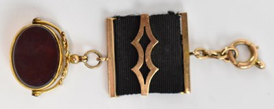 Lot 710 - A 9ct yellow gold fob set with agate hardstones.