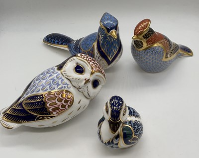 Lot 210 - ROYAL CROWN DERBY; paperweights bird models...