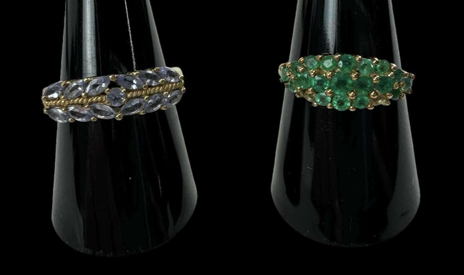 Lot 701 - A 9ct yellow gold emerald set ring, size O/P,