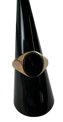 Lot 713 - A 9ct yellow gold black stone set signet ring,...