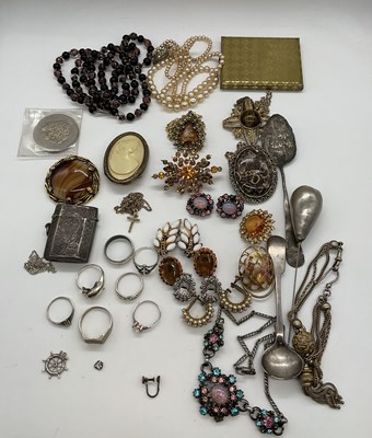 Lot 518 - A group of costume jewellery including rings,...