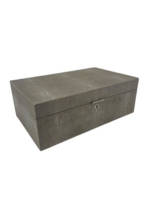 Lot 384 - A modern shagreen casket, with hinged lid, 40...