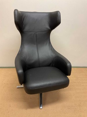 Lot 625 - GRAND REPOS; a black leather upholstered...