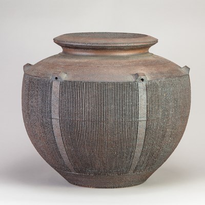 Lot 313 - JENIFER JONES (born 1940); a large stoneware...