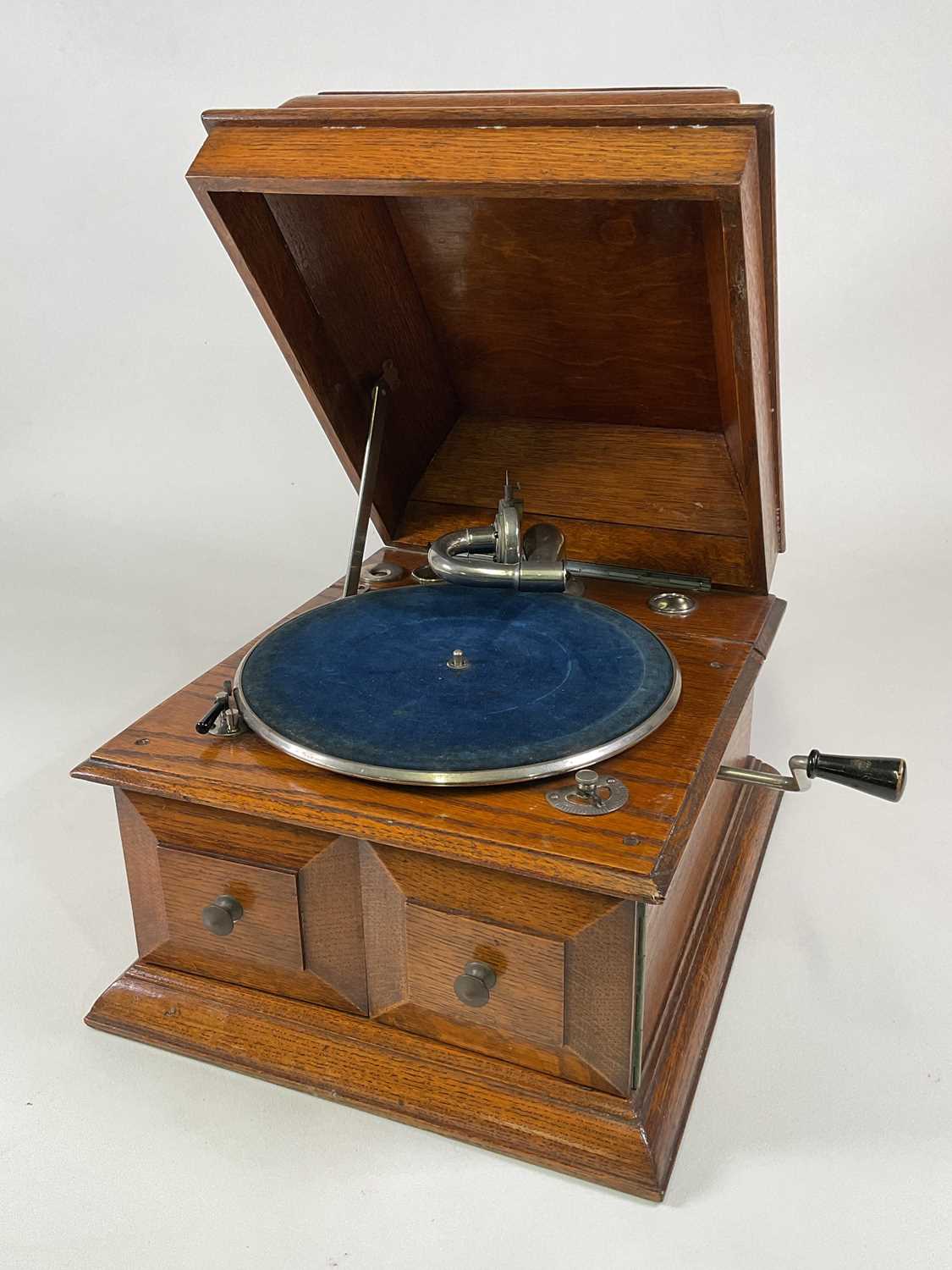 Lot 174 - An early 20th century oak cased gramophone