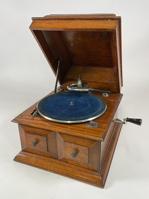 Lot 174 - An early 20th century oak cased gramophone...