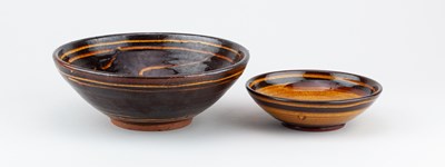 Lot 93 - CLIVE BOWEN (born 1943); a slipware bowl with...