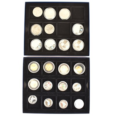 Lot 680 - A quantity of commemorative coins comprising...