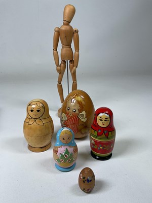 Lot 76 - A quantity of treen and sewing items, also...