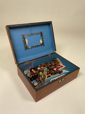 Lot 76 - A quantity of treen and sewing items, also...