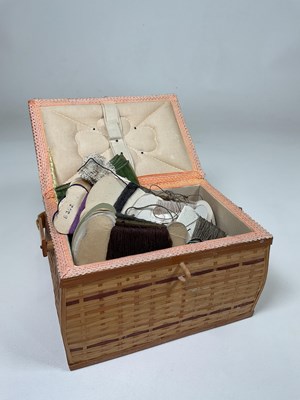 Lot 76 - A quantity of treen and sewing items, also...