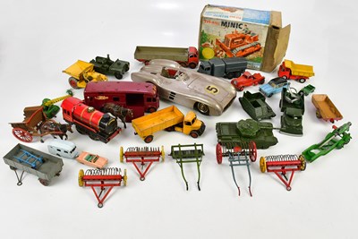 Lot 302 - A mixed collection of diecast vehicles...