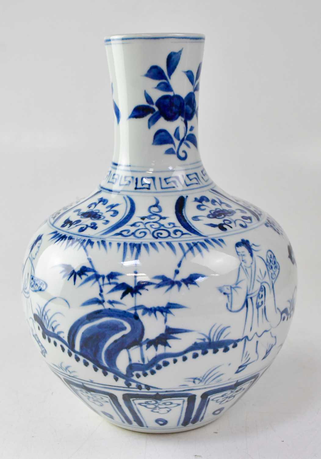 Lot 208 - A late 20th century Chinese blue and white...