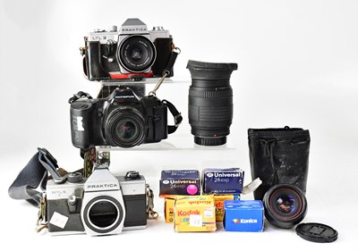 Lot 98 - A small quantity of vintage cameras,...
