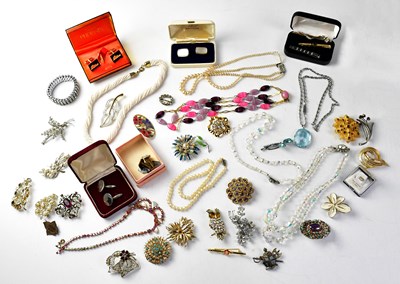 Lot 844 - A quantity of vintage costume jewellery to...