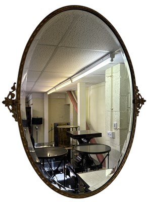 Lot 114 - An oval gilt framed wall mirror, 77.5 x 61cm.