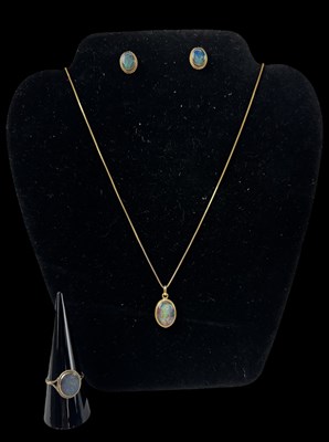 Lot 659 - An 18ct yellow gold necklace suspending an...