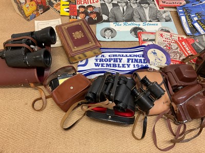 Lot 83 - Collectors' items including pop memorabilia...