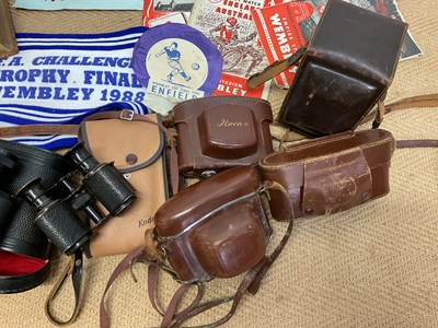 Lot 83 - Collectors' items including pop memorabilia...