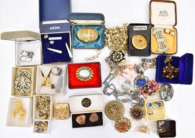 Lot 842 - A collection of various vintage and modern...