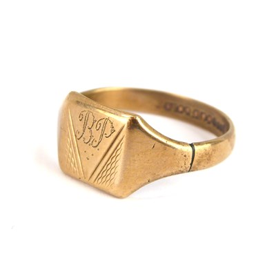 Lot 724 - A 9ct rose gold signet ring with square head...