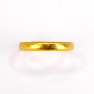 Lot 682 - A 22ct yellow gold thin wedding band, size J,...