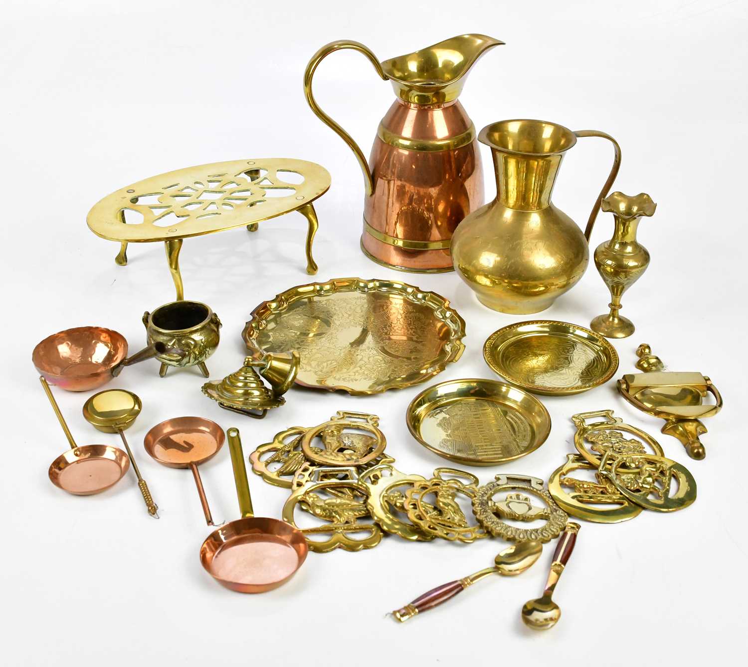 Lot 1423 - A collection of brass and copper items