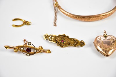 Lot 4 - A group of 9ct gold and yellow metal jewellery,...