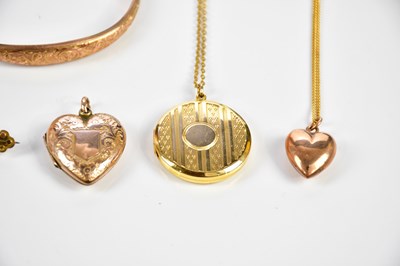 Lot 4 - A group of 9ct gold and yellow metal jewellery,...